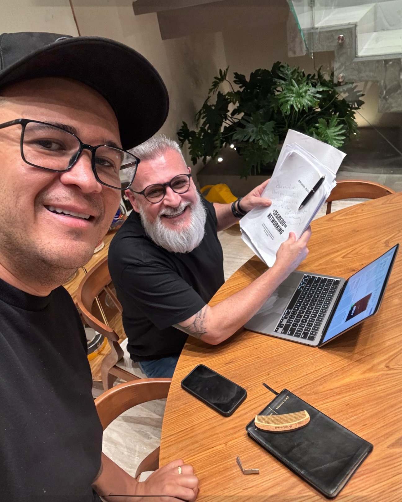 Alexandre e Bruno Avelar nos bastidores da produção do livro